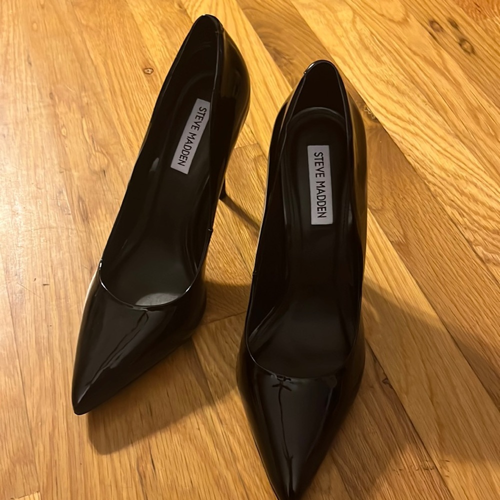 Beautiful black color Steve Madden . 7.5 shoe size and in 4 inches tall.